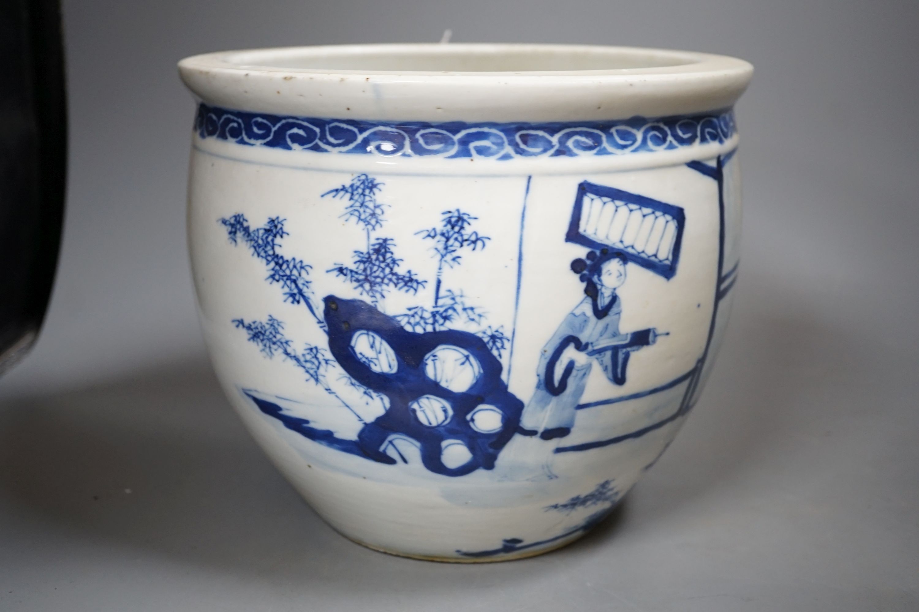 A 19th century Chinese blue and white jardiniere and a similar plate, 20 cms high.